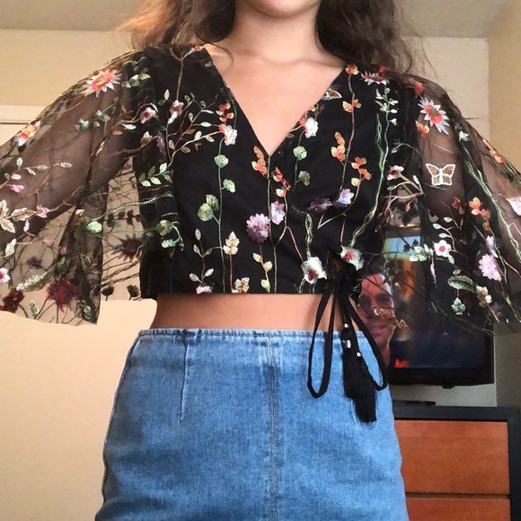 Sheer-black, flower-detailed cross crop top - Picture 3 of 5